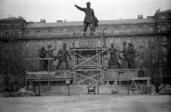 Hungary, Budapest V., Kossuth Lajos tér, Kossuth Lajos szobra (Kisfaludi Strobl Zsigmond, Kocsis András, Ungvári Lajos, 1952.). A felvétel a megsüllyedt talapzat helyreállításakor készült., 1957, FSZEK Budapest Gyűjtemény / Sándor György, Sándor György, Budapest, sculptural group, Lajos Kossuth-portrayal, armouring, wooden structure, Fortepan #117130