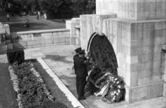 Magyarország, Budapest V., Szabadság tér, szovjet hősi emlékmű., 1959, FSZEK Budapest Gyűjtemény / Sándor György, Sándor György, koszorú, tisztelgés, Budapest, Fortepan #117132