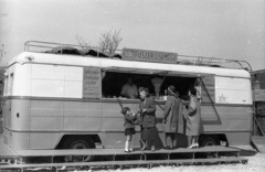 Magyarország, 1959, FSZEK Budapest Gyűjtemény / Sándor György, Sándor György, magyar gyártmány, élelmiszerbolt, Ikarus-márka, mozgóárus, Közért Vállalat, Fortepan #117142