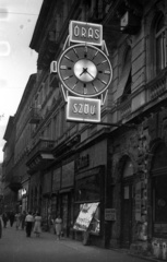 Magyarország, Budapest VI., Teréz körút a 7. (Lenin körút 61.) számú háztól az Oktogon (November 7. tér) felé nézve., 1959, FSZEK Budapest Gyűjtemény / Sándor György, Sándor György, neonreklám, órás, neon felirat, Budapest, Fortepan #117143