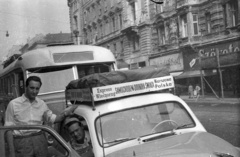 Hungary, Budapest VII., Rákóczi út, Ryszard Sługocki és Zygmunt Rzezuchowski lengyel újságírók, Warszawa típusú gépkocsijukkal, világ körüli útjuk során álltak meg a fővárosban. Szemben a háttérben a Csemege Áruház / éjjel-nappal közért épülete az Erzsébet (Lenin) körút sarkán., 1957, FSZEK Budapest Gyűjtemény / Sándor György, Sándor György, Budapest, celebrity, Fortepan #117149