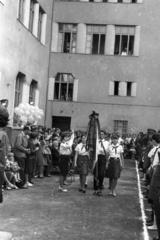 Magyarország, Budapest VI., Bajza utca 49-51., Általános Iskola., 1960, FSZEK Budapest Gyűjtemény / Sándor György, Sándor György, úttörő, zászló, tisztelgés, Budapest, Fortepan #117150