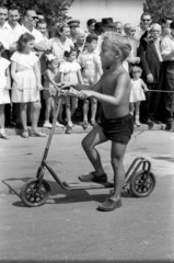 Magyarország, Margitsziget, Budapest, park a mai Centenáriumi emlékmű helyén, rollerverseny., 1958, FSZEK Budapest Gyűjtemény / Sándor György, Sándor György, roller, verseny, fiú, félmeztelen, Budapest, Fortepan #117158