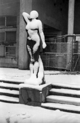 Magyarország, Margitsziget, Budapest, a Palatinus Strandfürdő bejárata. A napfürdőző nő szobra, Emile Guillaume alkotása (1932)., 1960, FSZEK Budapest Gyűjtemény / Sándor György, Sándor György, szobor, meztelen alak, fej mögött összekulcsolt kéz, Fortepan #117162