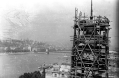 Magyarország, Budapest V., kilátás a felállványozott Belvárosi templom déli tornyából a budai Vár és a Széchenyi Lánchíd felé., 1958, FSZEK Budapest Gyűjtemény / Sándor György, Sándor György, hajó, állvány, Budapest, Fortepan #117172