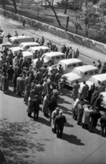 Magyarország, Budapest VIII., Pollack Mihály tér, parkoló a Magyar Rádió előtt, háttérben a Múzeumkert kerítése látszik. Művelődési autók átadása a kis létszámú falvak, tanyák tankönyvel, filmekkel, ismeretterjesztő előadásokkal való ellátására., 1959, FSZEK Budapest Gyűjtemény / Sándor György, Sándor György, Budapest, Fortepan #117182