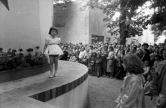 Magyarország, Városliget,Budapesti Ipari Vásár, Budapest XIV., KTSZ-ek ruhabemutatója., 1959, FSZEK Budapest Gyűjtemény / Sándor György, Sándor György, kislány, színpad, divatbemutató, Budapest, Fortepan #117187