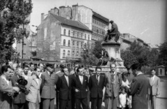 Hungary, Budapest VIII., Múzeumkert, a háttérben Arany János szobra (Stróbl Alajos,1893.). Koszorúzási ünnepség Giuseppe Garibaldi mellszobránál, a tábornok születésének 150., halálának 75. évfordulója alkalmából, 1957. július 3-án. A mikrofonnál Dávid Ferenc a Hazafias Népfront Orszagos Tanácsának titkára tart megemlékezést. Az ünnepségen jelen volt Luciano Perselli olasz kulturális attasé, Szili Géza a Fővárosi Tanács VB elnökhelyettese és Havas Imre a Magyar Szabadságharcos Szövetség részéről., 1957, FSZEK Budapest Gyűjtemény / Sándor György, Sándor György, sculpture, speech, speaker, Budapest, sculptural group, János Arany-portrayal, Alajos Stróbl-design, Fortepan #117204