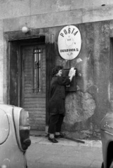 Magyarország, Tatabánya, Fő tér, 5-ös Posta a Komárom megyei Tanács (később Önkormányzat) épületében., 1960, FSZEK Budapest Gyűjtemény / Sándor György, Sándor György, postaláda, posta, zománctábla, postahivatal, Fortepan #117210