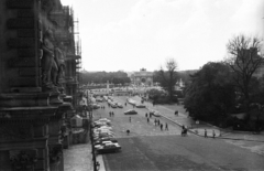 Franciaország, Párizs, kilátás a Louvre-ból a Tuileriák kertje és a Carrousel-diadalív felé., 1967, Aradi Péter, Szenczi Mária, diadalív, Korinthoszi oszlop, Charles Percier-terv, Pierre-François-Léonard Fontaine-terv, Fortepan #117230