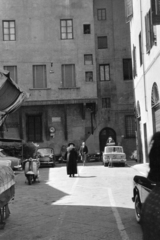 Olaszország, Firenze, Piazza del Capitolo a Piazza del Duomo felől a Via della Canonica felé nézve., 1965, Aradi Péter, Szenczi Mária, Fortepan #117262