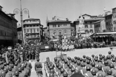 Olaszország, Firenze, Piazza di Santa Croce, jobbra a Dante-emlékmű., 1965, Aradi Péter, Szenczi Mária, Fortepan #117265