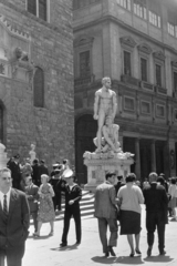 Olaszország, Firenze, Piazza della Signoria a Palazzo Vecchio előtt, háttérben az Uffizi képtár., 1965, Aradi Péter, Szenczi Mária, Fortepan #117267