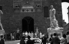 Olaszország, Firenze, Piazza della Signoria, a Palazzo Vecchio előtt Baccio Bandinelli szobrászművész alkotása Hercules és Cacus szobra., 1965, Aradi Péter, Szenczi Mária, Fortepan #117269