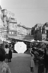 Olaszország, Róma, Piazza Campo de' Fiori, jobbra Giordano Bruno szobra., 1965, Aradi Péter, Szenczi Mária, Fortepan #117277