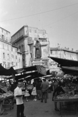 Olaszország, Róma, Piazza Campo de' Fiori, szemben Giordano Bruno szobra., 1965, Aradi Péter, Szenczi Mária, Fortepan #117278