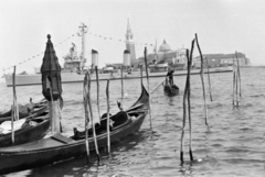 Olaszország, Velence, a San Giorgio Maggiore sziget és a San Giorgio Maggiore-templom a Riva degli Schiavoni felől nézve., 1965, Aradi Péter, Szenczi Mária, hadihajó, Fortepan #117297