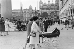 Olaszország, Velence, Szent Márk tér, a gránitoszloptól jobbra az óratorony, a székesegyház és a Dózse-palota., 1965, Aradi Péter, Szenczi Mária, tér, szárnyas oroszlán-ábrázolás, óratorony, Fortepan #117298