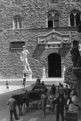 Olaszország, Firenze, Piazza della Signoria, szemben Michelangelo Dávid szobrának másolata a régi városháza, a Palazzo Vecchio bejáratánál., 1965, Aradi Péter, Szenczi Mária, Fortepan #117307