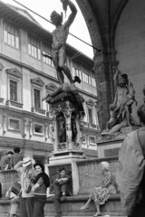 Olaszország, Firenze, Loggia dei Lanzi a Piazza della Signoria felől, háttérben az Uffizi képtár., 1965, Aradi Péter, Szenczi Mária, Fortepan #117313