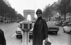 Franciaország, Párizs, Avenue des Champs-Élysées a Diadalív felé nézve., 1967, Aradi Péter, Szenczi Mária, Fortepan #117316