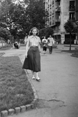 Magyarország, Budapest VI., Liszt Ferenc tér az Andrássy (Sztálin) út felől nézve, jobbra a Paulay Ede utca torkolata., 1953, Aradi Péter, Szenczi Mária, portré, utcakép, hölgy, Budapest, Fortepan #117322