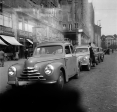 Magyarország, Budapest VII., Károly (Tanács) körút a Király (Majakovszkij) utca felől nézve, balra a Madách-házak., 1955, Aradi Péter, Szenczi Mária, Skoda-márka, taxi, cukrászda, Skoda 1101/1102 Tudor, taxiállomás, Budapest, képarány: négyzetes, Fortepan #117337