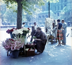 Magyarország, Budapest V., Vörösmarty tér, háttérben a Haas-palota., 1958, Aradi Péter, Szenczi Mária, színes, újságárus, virágárus, Budapest, Fortepan #117382