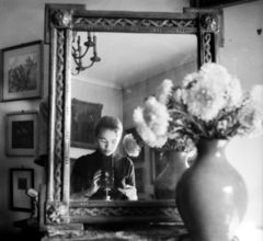 1956, Aradi Péter, Szenczi Mária, camera, photography, Rollei Rolleiflex, self-portrait, reflection, mirror, vase, Fortepan #117395