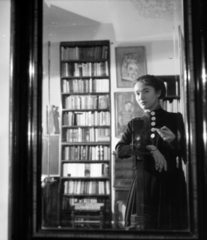 1956, Aradi Péter, Szenczi Mária, interior, photography, self-portrait, mirror, bookshelf, Fortepan #117412