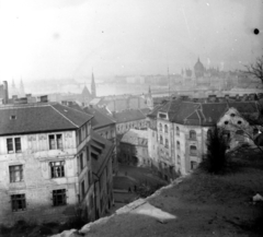 Hungary, Budapest I., kilátás a Hunyadi János út felső szakasza felől, előtérben a Szalag utca, a háttérben a Kossuth híd és a Parlament., 1956, Aradi Péter, Szenczi Mária, Kossuth-bridge, picture, Budapest, Fortepan #117414