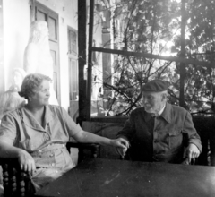 Hungary, Budapest VIII., Medgyessy Ferenc szobrászművész és felesége a Százados úti műterem verandáján., 1956, Aradi Péter, Szenczi Mária, Budapest, man and woman, Fortepan #117442