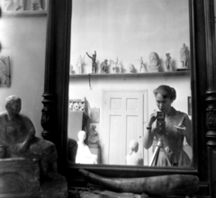 Hungary, Budapest VIII., Medgyessy Ferenc szobrászművész Százados úti műterme., 1956, Aradi Péter, Szenczi Mária, photography, Budapest, studio, self-portrait, reflection, mirror, Fortepan #117445