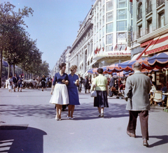 Franciaország, Párizs, Avenue des Champs-Élysées, jobbra a Rue du Colisée sarkán a Gaumont mozi., 1959, Aradi Péter, Szenczi Mária, színes, Fortepan #117458