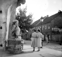 Hungary, Budapest I., Szentháromság utca a Szentháromság térről nézve, bal oldalon a régi budai Városháza sarkán Városvédő Athéne szobra (Carlo Adami)., 1956, Aradi Péter, Szenczi Mária, Budapest, sculpture, Fortepan #117481