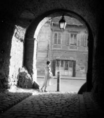 Hungary, Budapest I., Balta köz az Úri utca felé nézve., 1956, Aradi Péter, Szenczi Mária, Budapest, store display, gas lamp, arch, tradie, backlight, gateway, carpenter, Fortepan #117484