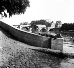 Franciaország, Párizs, Szajna-part, háttérben a Cité-szigetre vezető Pont Neuf., 1959, Aradi Péter, Szenczi Mária, Fortepan #117524