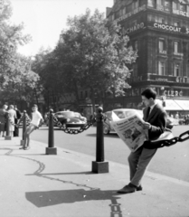 Franciaország, Párizs, Place de l'Opéra, jobbra a Boulevard des Capucines torkolata., 1959, Aradi Péter, Szenczi Mária, olvasás, újság, Fortepan #117548