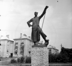 Magyarország, Dunaújváros, (Sztálinváros), Vasmű (Sztálin) út, a Martinász szobor alkotója Somogyi József (1960)., 1960, Aradi Péter, Szenczi Mária, szobor, Fortepan #117561