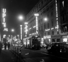 Olaszország, Róma, Via del Tritone a Via dei Due Macelli felől a Via della Panetteria felé nézve., 1965, Aradi Péter, Szenczi Mária, közlekedés, neonreklám, Fortepan #117566