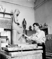 Hungary, Szabó Iván szobrászművész műtermében az Írókázó szobor agyagmintáján dolgozik., 1956, Aradi Péter, Szenczi Mária, sculptor, studio, celebrity, statue plans, Fortepan #117568