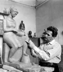 Hungary, Szabó Iván szobrászművész műtermében az Írókázó szobor agyagmintáján dolgozik., 1956, Aradi Péter, Szenczi Mária, sculptor, studio, statue plans, Fortepan #117569