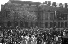 Magyarország, Budapest V., Kossuth Lajos tér, május 1-i ünnepség. Szemben a Földművelésügyi Minisztérium épülete., 1950, Dán Zsuzsanna, Budapest, ünnepség, politikai dekoráció, május 1, felvonulás, Fortepan #117665