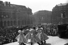 Magyarország, Budapest V., Kossuth Lajos tér, május 1-i ünnepség. Szemben a Vértanúk tere (Ságvári tér), balra a Földművelésügyi Minisztérium épülete., 1950, Dán Zsuzsanna, Budapest, ünnepség, tánc, népviselet, színpad, május 1, pianinó, felvonulás, Fortepan #117669