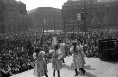 Magyarország, Budapest V., Kossuth Lajos tér, május 1-i ünnepség. Szemben a Vértanúk tere (Ságvári tér), balra a Földművelésügyi Minisztérium épülete., 1950, Dán Zsuzsanna, Budapest, közönség, ünnepség, tömeg, tánc, népviselet, színpad, május 1, Lenin-ábrázolás, pianinó, Fortepan #117671