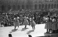 Magyarország, Budapest V., Kossuth Lajos tér, május 1-i ünnepség. Háttérben a Földművelésügyi Minisztérium épülete., 1950, Dán Zsuzsanna, Budapest, ünnepség, tánc, népviselet, színpad, május 1, Fortepan #117672