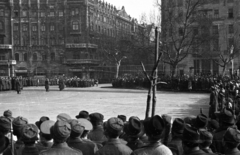 Magyarország, Budapest V., Szabadság tér, szemben a Perczel Mór utca. Koszorúzási ünnepség a szovjet hősi emlékműnél., 1955, Dán Zsuzsanna, Budapest, szovjet emlékmű, ünnepség, Fortepan #117694