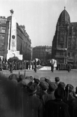 Magyarország, Budapest V., Szabadság tér, szemben az Aulich utca. Koszorúzási ünnepség a szovjet hősi emlékműnél., 1955, Dán Zsuzsanna, Budapest, szovjet emlékmű, ünnepség, Fortepan #117695