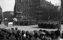 Magyarország, Budapest V., Szabadság tér, szemben balra az Aulich utca, jobbra a Perczel Mór utca. Koszorúzási ünnepség a szovjet hősi emlékműnél., 1955, Dán Zsuzsanna, Budapest, szovjet emlékmű, Fortepan #117697