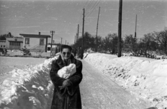 Magyarország, Széchenyihegy, Budapest XII., Hegyhát út a Gyermekvasút (Úttörővasút) végállomásánál., 1952, Dán Zsuzsanna, tél, napszemüveg, bunda, fejkendő, hógolyó, Gyermekvasút, Budapest, Fortepan #117708